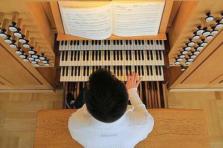 Foto: Studierender beim Orgelspiel 