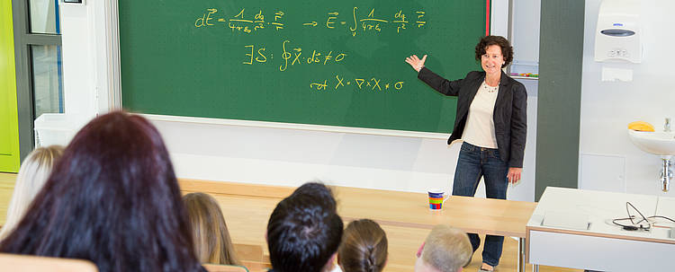 Dozentin erläutert Formeln an der Tafel (Foto: Ostfalia Hochschule Braunschweig/Wolfenbüttel)