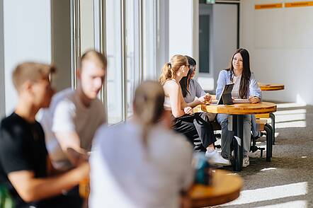 Foto: Studierende der Universität Paderborn auf dem Campus.