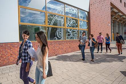 Foto: Studierende der Europa-Universität Viadrina vor dem Gräfin-Dönhoff-Gebäude, Europaplatz 1