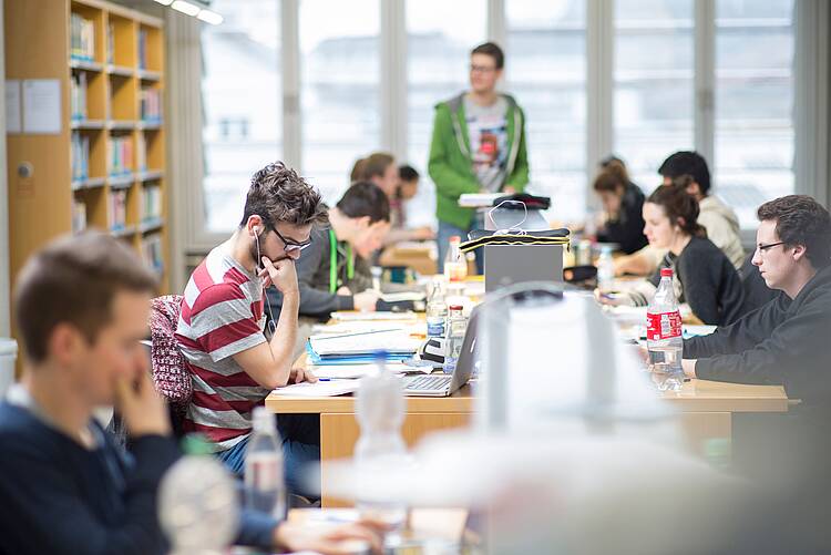 KIT students in the library (Photograph: Karlsruhe Institute of Technology) Image. KIT students working in the library.