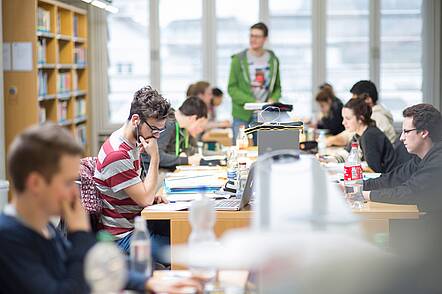 KIT students in the library (Photograph: Karlsruhe Institute of Technology) Image. KIT students working in the library.