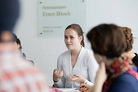 Foto: Studierende im Gespräch mit anderen Studierenden