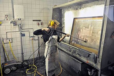 Foto: Studierende in der Druckwerkstatt der weißensee kunsthochschule berlin