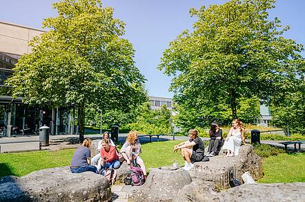 Foto: Studierende der Universität Paderborn auf dem Campus.