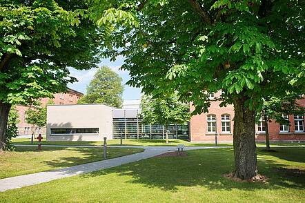 Foto: Grünflächen am Campus der Hochschule Ansbach.
