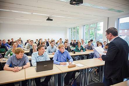 Foto: Studierende hören eine Vorlesung im Hörsaal