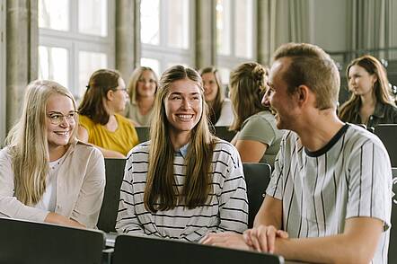 Foto: Studierende der Universität Erfurt hören eine Vorlseung im Hörsaal