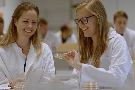 Foto: Studierende bei der Laborarbeit