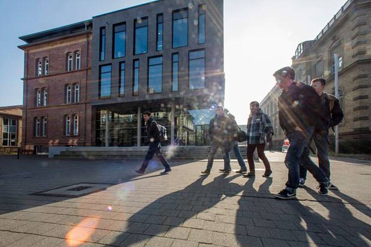 Foto: Blick auf das Hochschulgebäude Präsidium.