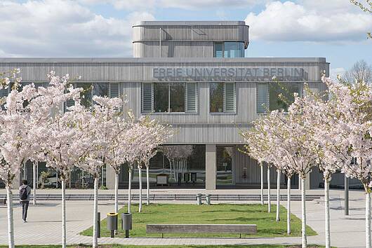 Foto: Kirschblüte auf dem Campus der Freien Universität Berlin (Foto: Bernd Wannenmacher/FU Berlin)