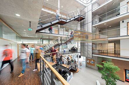 Foto: Blick in das Foyer der Hochschule Esslingen.