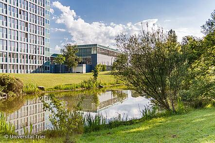 Foto: Blick auf ein Hochschulgebäude der Universität Trier