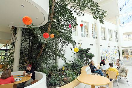 Foto: Studierende sitzen in der Cafeteria 