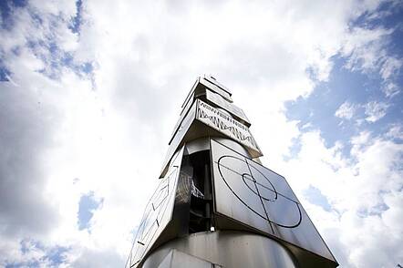 Foto: Blick auf eine verzierte Säule vor dem Ostfalia Hochschulgebäude