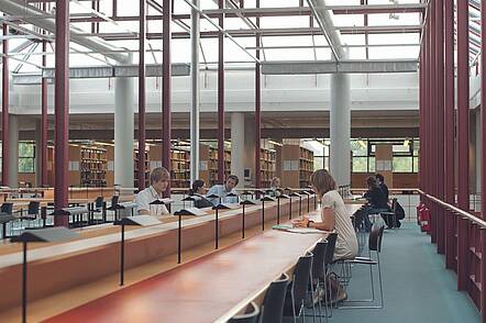 Lesesaal der Leuphana Universität Lüneburg (Foto: Leuphana Universität Lüneburg)