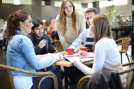 Foto: Studierende beim Austausch in der Cafeteria der Jade Hochschule