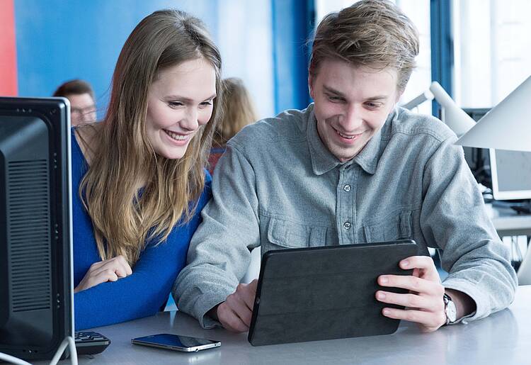 Foto: Studierende im Lesesaal der Brandenburgischen Technischen Universität Cottbus-Senftenberg