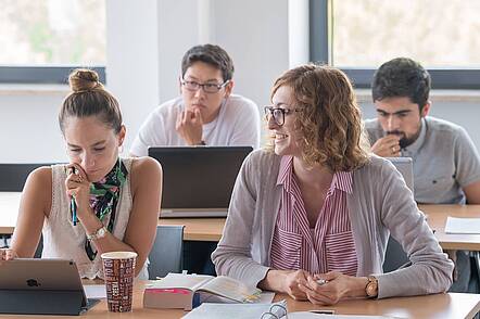 Foto: Studierende im Master-Seminarraum der HDBW 