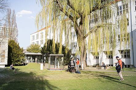 Foto: Außenaufnahme vom Weidenhof am Campus der HBK Braunschweig