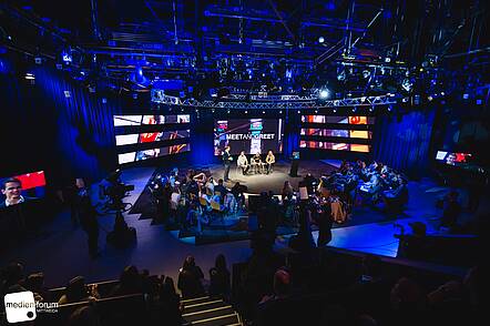 Foto: Studierende das Fachbereichs Medien bei Diskussion im Medienforum