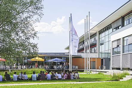 Foto: Studierende pausieren auf dem Campus der Hochschule Hof.