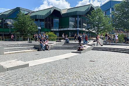 Foto: Studierende auf dem Campus der Universität Trier