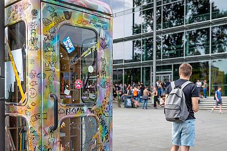 Foto: Studierende stehen vor dem Hörsaalzentrum der Technischen Universität Dresden