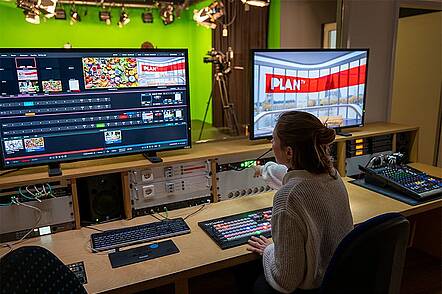 Foto: Eine Studentin steuert die Technik im Aufnahmestudio der Media University