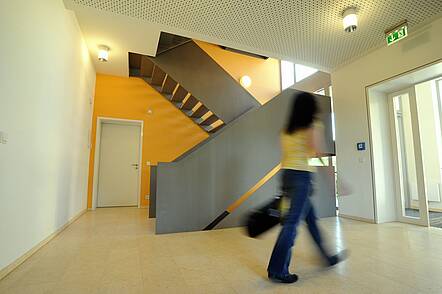 Foto: Blick ins Treppenhaus der Hochschule für Kirchenmusik Dresden 