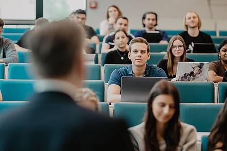 Foto: Studierende hören eine Vorlesung im Hörsaal.