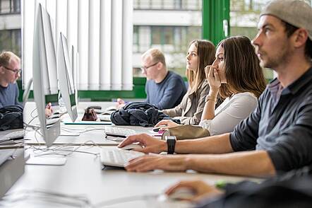 Foto: Studierende im Fachbereich Wirtschaft 