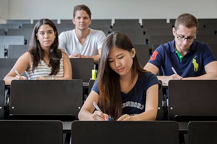 Foto: Studierende der Technischen Hochschule Deggendorf sitzen im Hörsaal.