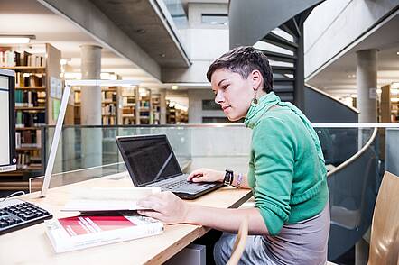 Foto: Studierende bei der Arbeit in der Bibliothek