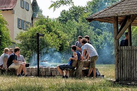 Foto: Studierende der Hochschule für Forstwirtschaft Rottenburg an der Feuerstelle beim gemeinsamen Grillen