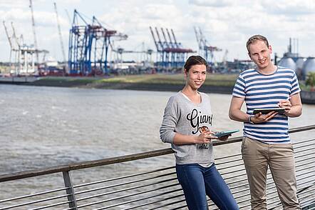 Foto: Studierende auf dem Dockland-Gebäude der Nordakademie 