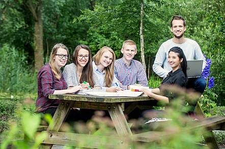 Foto: Studierende der Nordakademie Hochschule der Wirtschaft)