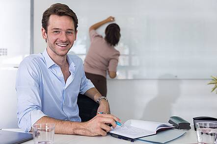 Foto: Ein Student macht sich Notizen in einer Lehrveranstaltung