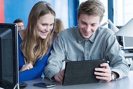 Foto: Studierende im Lesesaal der Brandenburgischen Technischen Universität Cottbus-Senftenberg