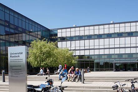 Foto: Studierende vor der Bibliothek der Universität Rostock