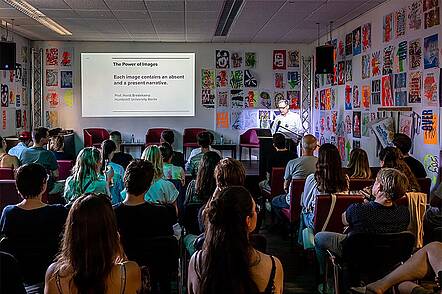 Foto: Studierende hören eine Vorlesung an der Media University