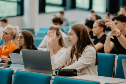 Foto: Studierende sitzen während einer Lehrveranstaltung im Hörsaal.