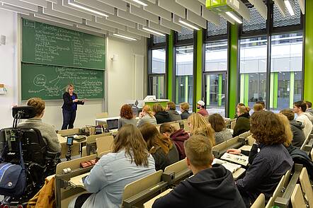 Foto: Studierende sitzen in einem Hörsaal und hören eine Vorlesung