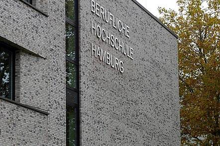 Foto: Außenansicht des Gebäudes der Beruflichen Hochschule Hamburg.