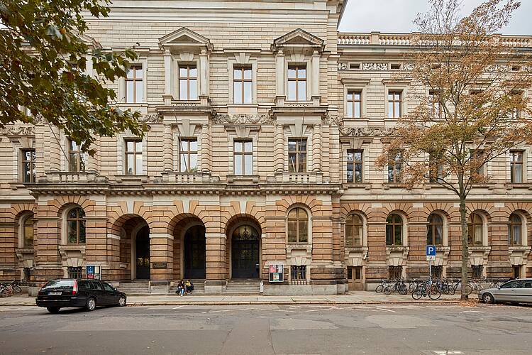 Foto: Blick auf das Hochschulgebäude