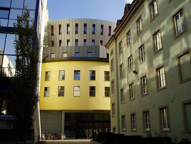 Foto: Blick auf die moderne Fassade der Musikhochschule Mannheim