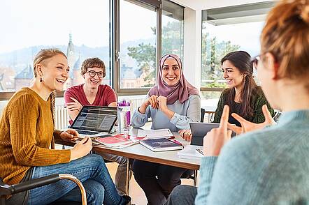 Foto: Studierende im Gespräch