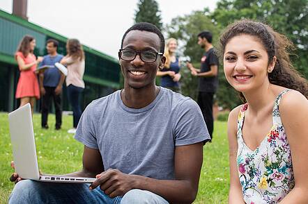 Foto: Studierende auf dem Campus der Jacobs University Bremen