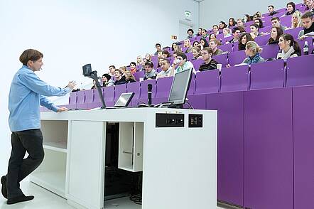 Foto: Studierende hören eine Vorlesung im Hörsaal. 