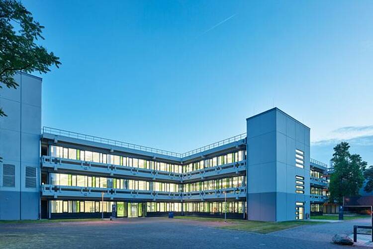 Foto: Blick auf die Hochschule Reutlingen in der Dämmerung